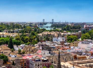 panorámica de Sevilla con el casco antiguo en primer plano y puente V centenario al fondo